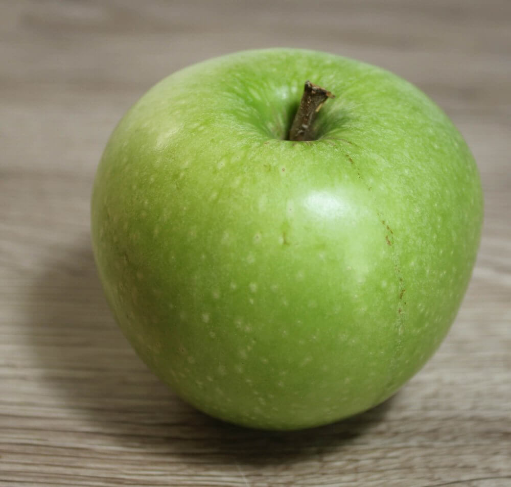 Grüner Apfel in Augenhöhe