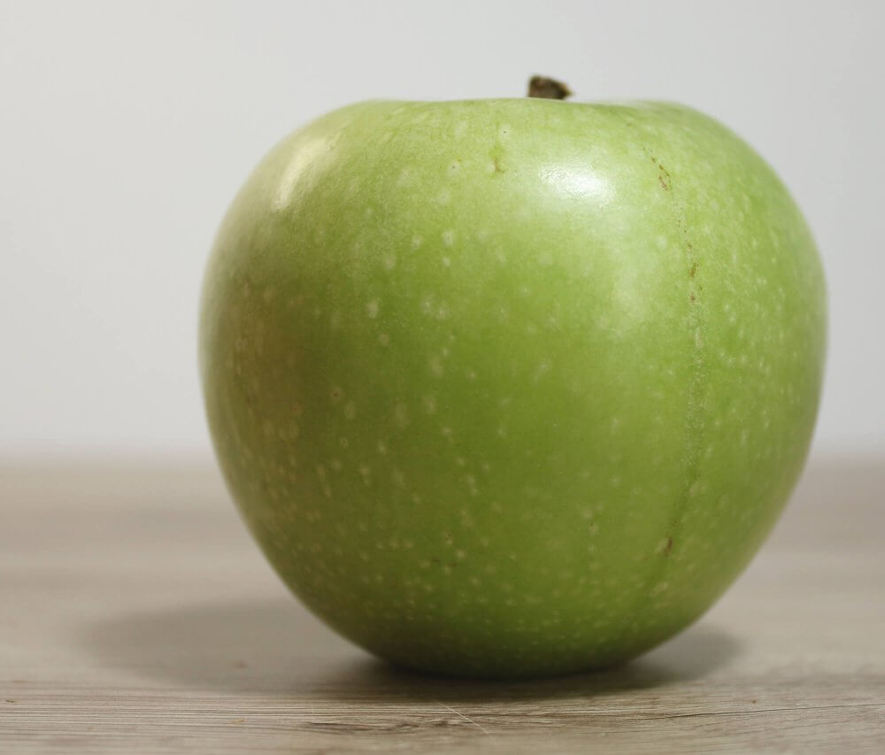 Grüner Apfel in Untersicht