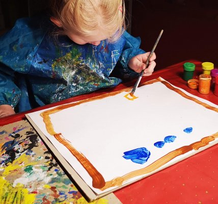 Kinderecke im Zeichnen-Forum - Kind malt mit Pinsel