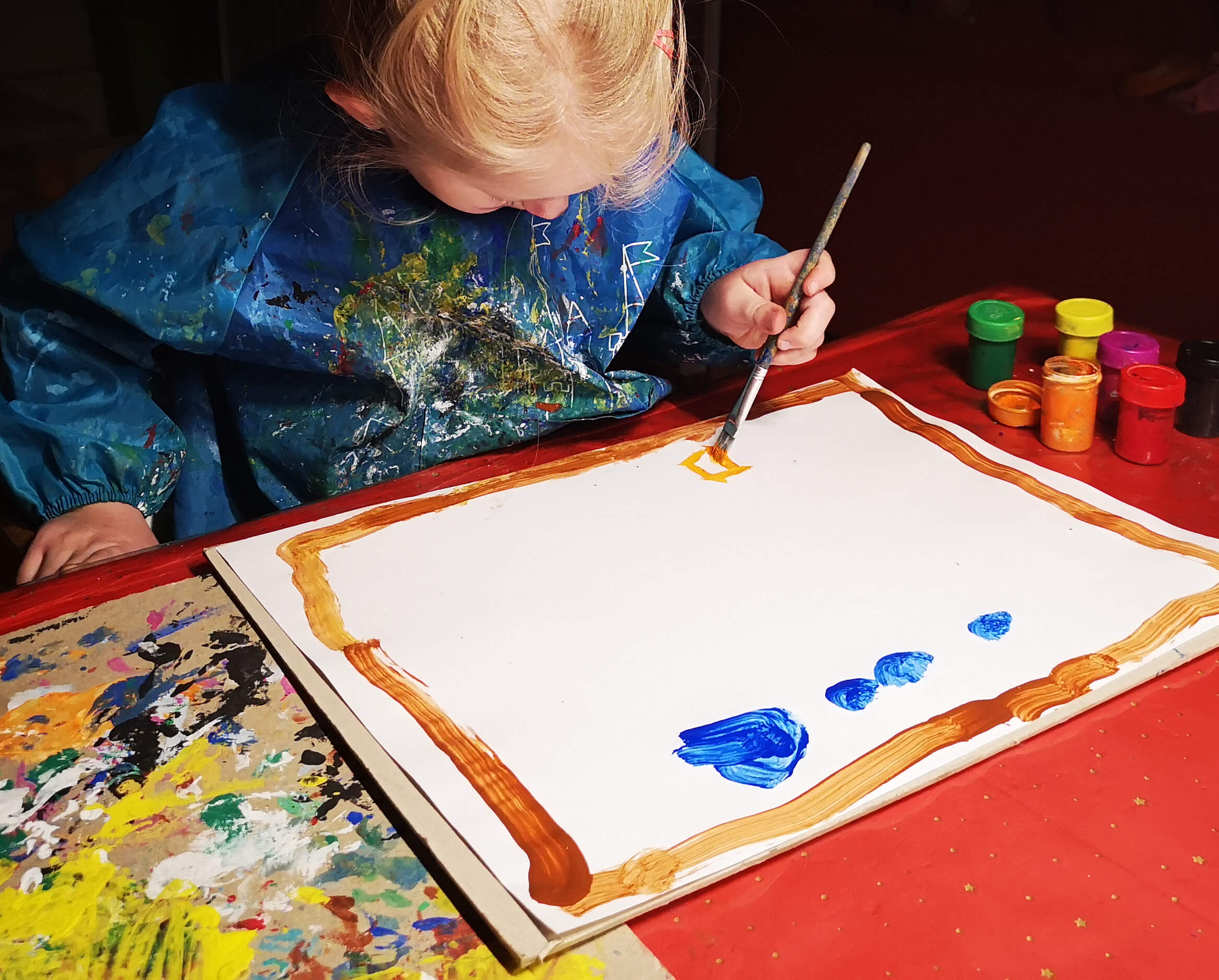 Kinderecke im Zeichnen-Forum - Kind malt mit Pinsel