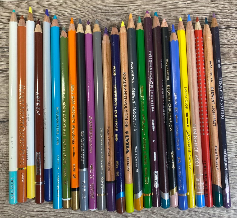 Verschiedene Buntstifte von Marken wie DERWENT, Faber-Castell, Caran d'Ache, Prismacolor, Winsor & Newton, Lyra etc.