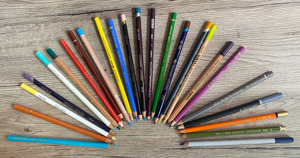 Verschiedene Buntstifte im Verschiedene Buntstifte im Ring - Marken wie DERWENT, Faber-Castell, Caran d'Ache, Prismacolor, Winsor & Newton, Lyra etc.