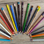 Verschiedene Buntstifte im Verschiedene Buntstifte im Ring - Marken wie DERWENT, Faber-Castell, Caran d'Ache, Prismacolor, Winsor & Newton, Lyra etc.