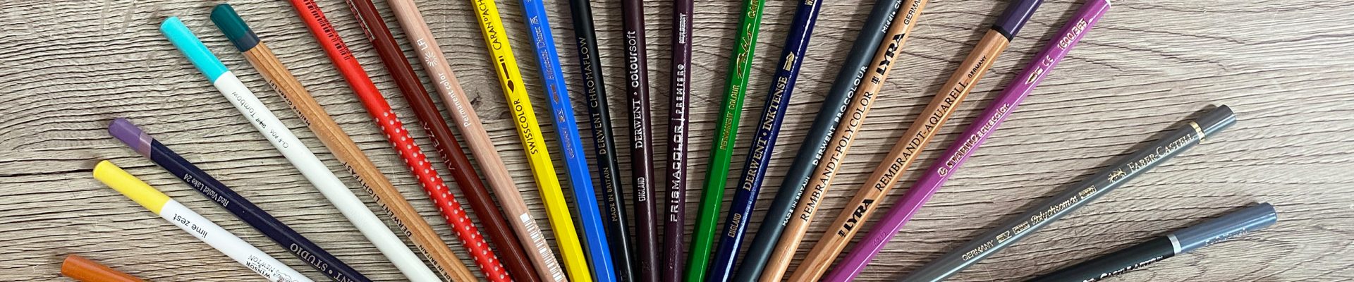 Verschiedene Buntstifte im Verschiedene Buntstifte im Ring - Marken wie DERWENT, Faber-Castell, Caran d'Ache, Prismacolor, Winsor & Newton, Lyra etc.