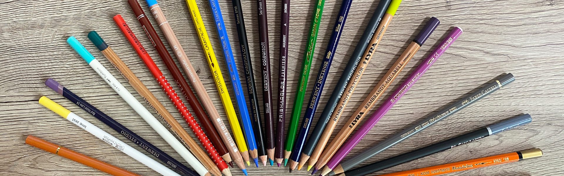 Verschiedene Buntstifte im Verschiedene Buntstifte im Ring - Marken wie DERWENT, Faber-Castell, Caran d'Ache, Prismacolor, Winsor & Newton, Lyra etc.