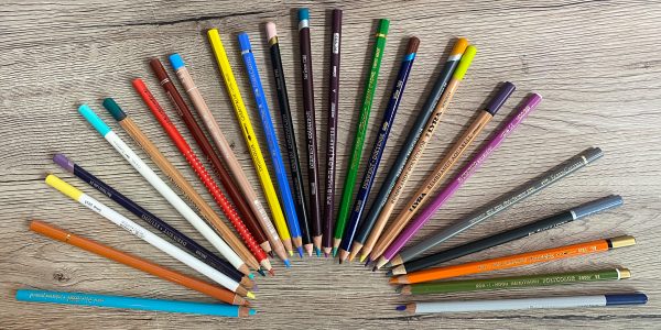 Verschiedene Buntstifte im Verschiedene Buntstifte im Ring - Marken wie DERWENT, Faber-Castell, Caran d'Ache, Prismacolor, Winsor & Newton, Lyra etc.