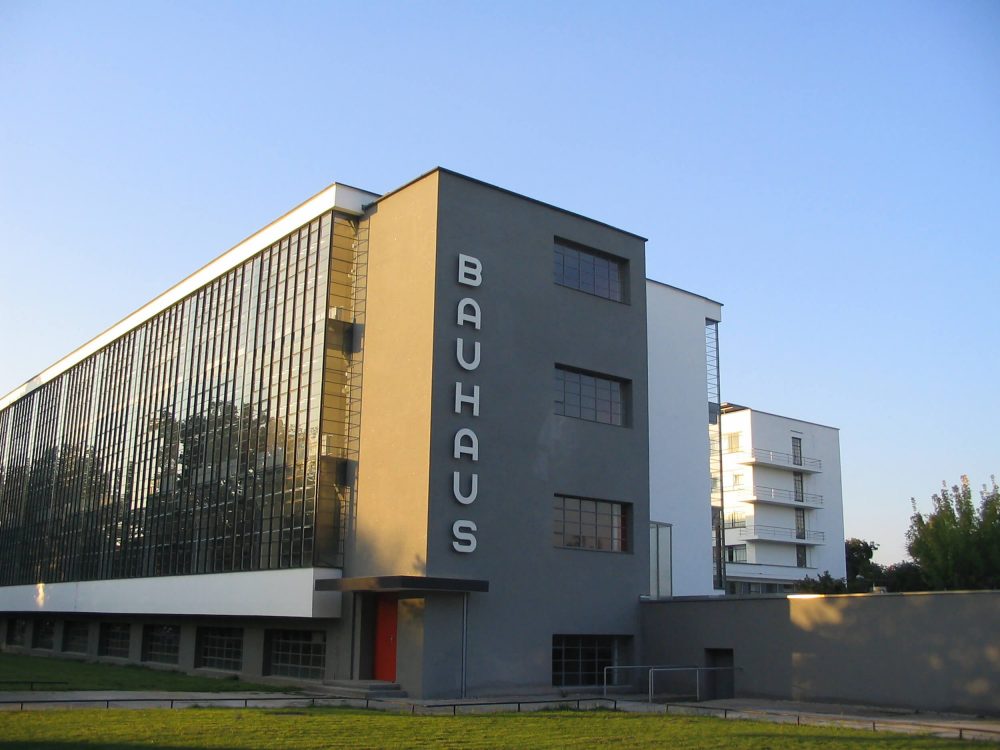 Kunstepochen: Funktionale Moderne Bauhaus Hauptgebäude in Dessau (Quelle: Public Domain Wikimedia)
