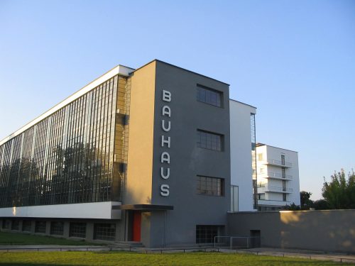 Kunstepochen: Funktionale Moderne Bauhaus Hauptgebäude in Dessau (Quelle: Public Domain Wikimedia)